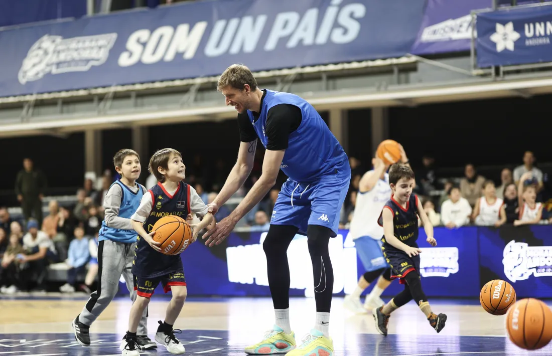 Artem Pustovyi, aquesta vegada, no va patir a la pintura.