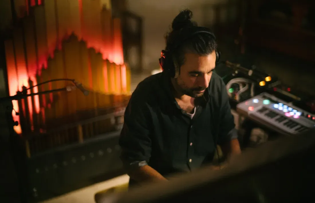 Carles Viarnès tocant l’hiperorgue, que en aquesta ocasió utilitzarà el de tubs de fusta.