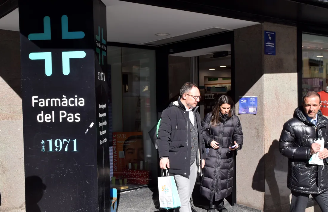 El cap de Govern, Xavier Espot, i la cònsol major d'Encamp, Laura Mas, sortint d'una farmàcia al Pas de la Casa.