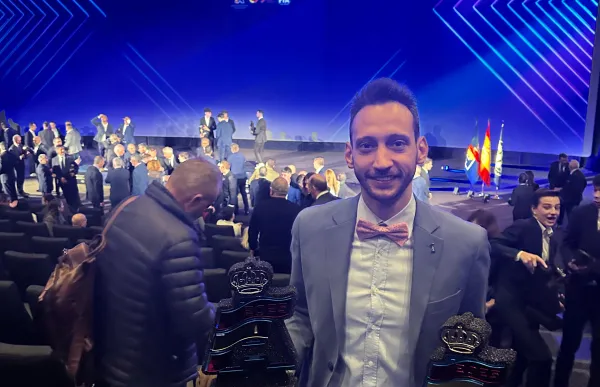 p. 29 edgar montella amb els premis foto edgar montella