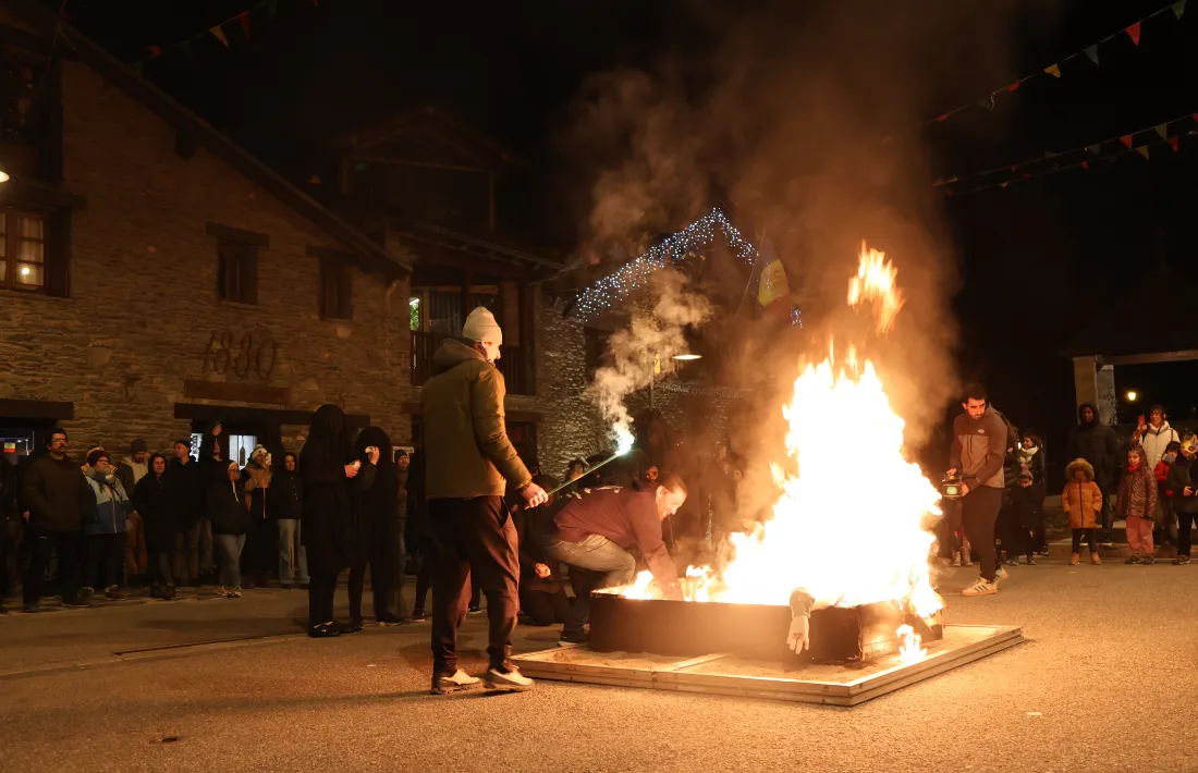La crema del Carnestoltes a la plaça Major d'Ordino, ahir al vespre.