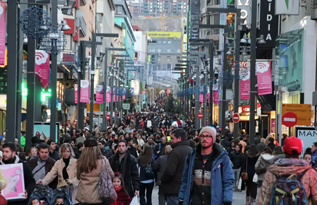 Visitant per l'eix comercial de la capital.