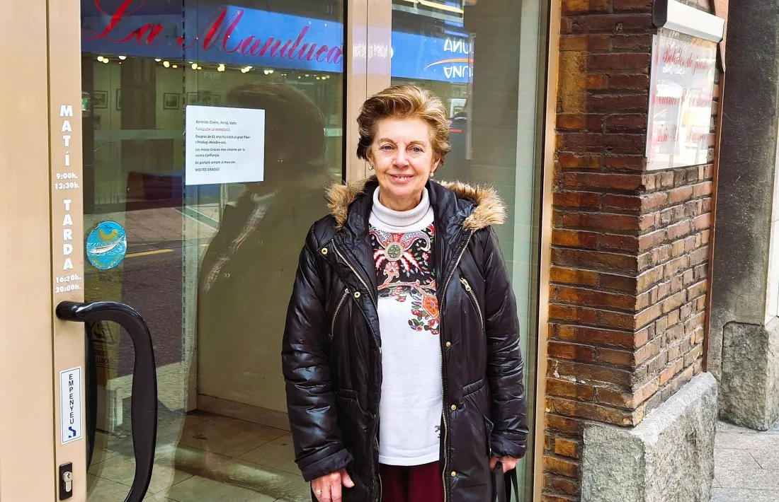 Teresa Alàs davant La Manduca, per desgràcia, ja ben buida.