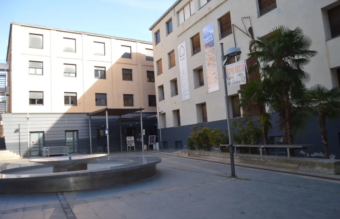 El centre Uned està ubicat a l'edifici de la plaça de les Monges. 