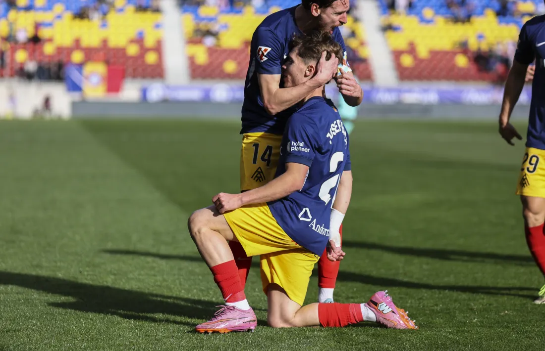Josep Cerdà, amb un doblet al primer temps, va liderar el triomf contra el Saragossa, cuer de segona.