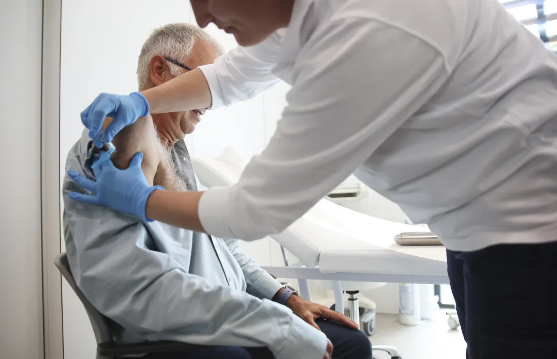 Un padrí rep la vacuna a l'inici d'aquesta temporada.