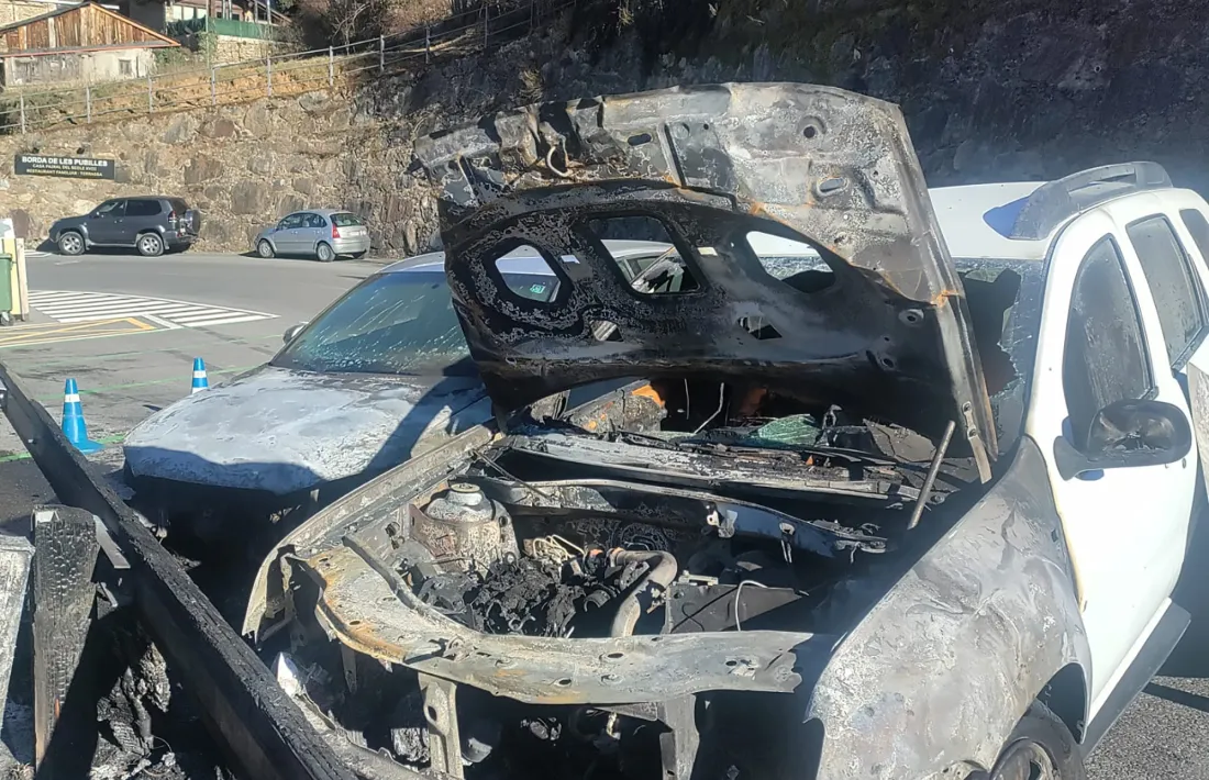Un dels vehicles cremats a Aixirivall.