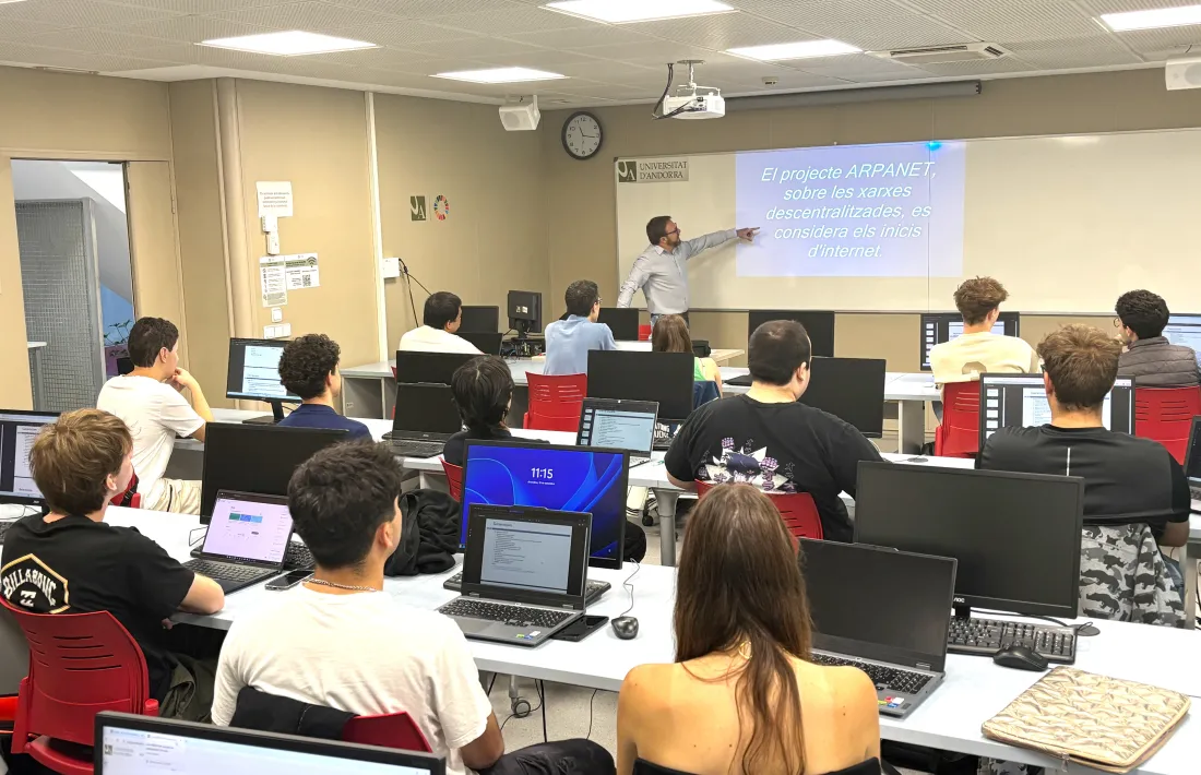 Una classe d'informàtica a la Universitat d'Andorra.
