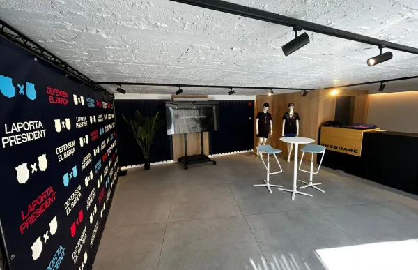 p. 29 punt de recollida de signatures joan laporta foto alex teres