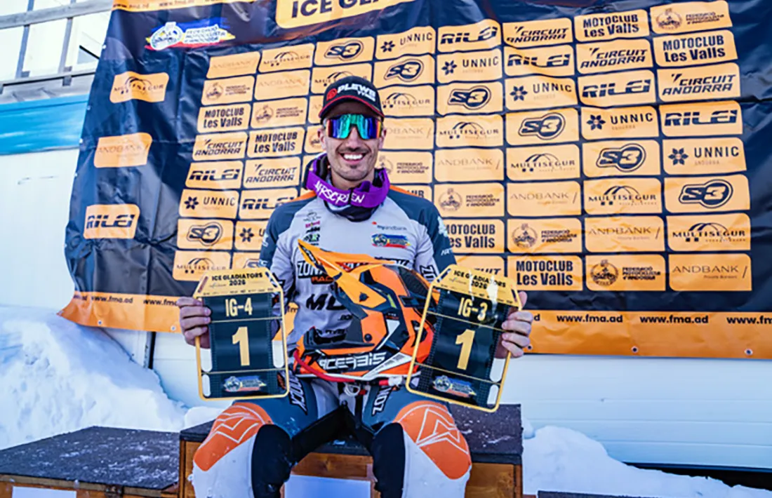 Marc Font, amb el títol.