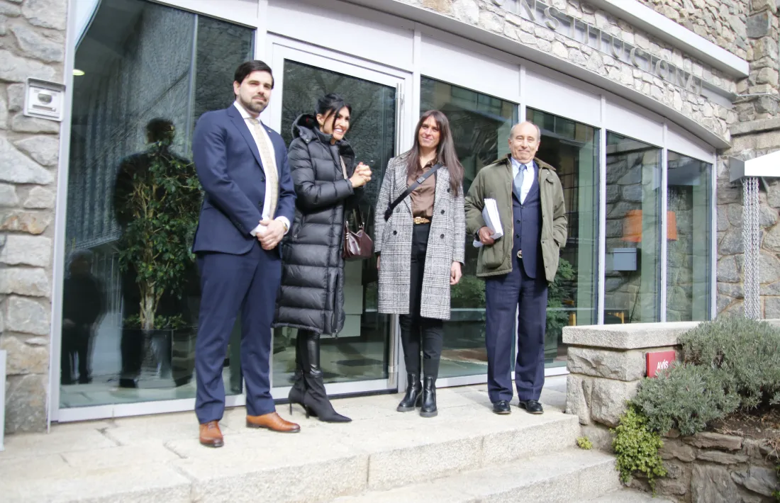 El grup d'Andorra Endavant amb el seu advocat al presentar el recurs d'empara al Tribunal Constitucional.