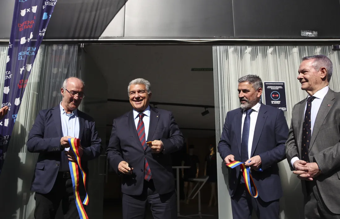 Laporta, precandidat a les eleccions del Barça, va visitar el país.