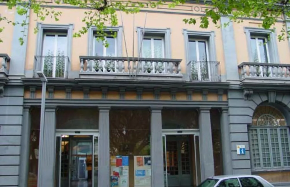 Façana del Consell Comarcal de l'Alt Urgell, al passeig Joan Brudieu de la Seu. 