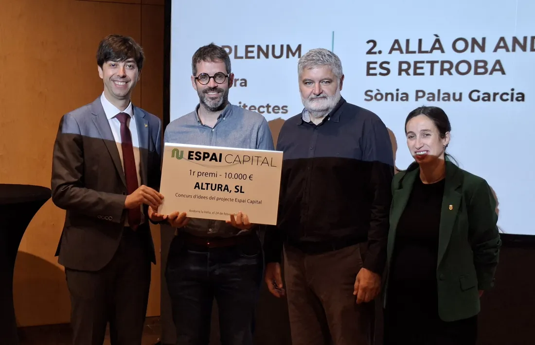 Lluís Ginjaume i Gerard Veciana d'Altura Arquitectes reben el premi al millor projecte del concurs d'idees.