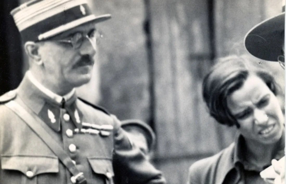 Amb Baulard, enviat pel copríncep francès per garantir l'ordre a les eleccions de l'agost.