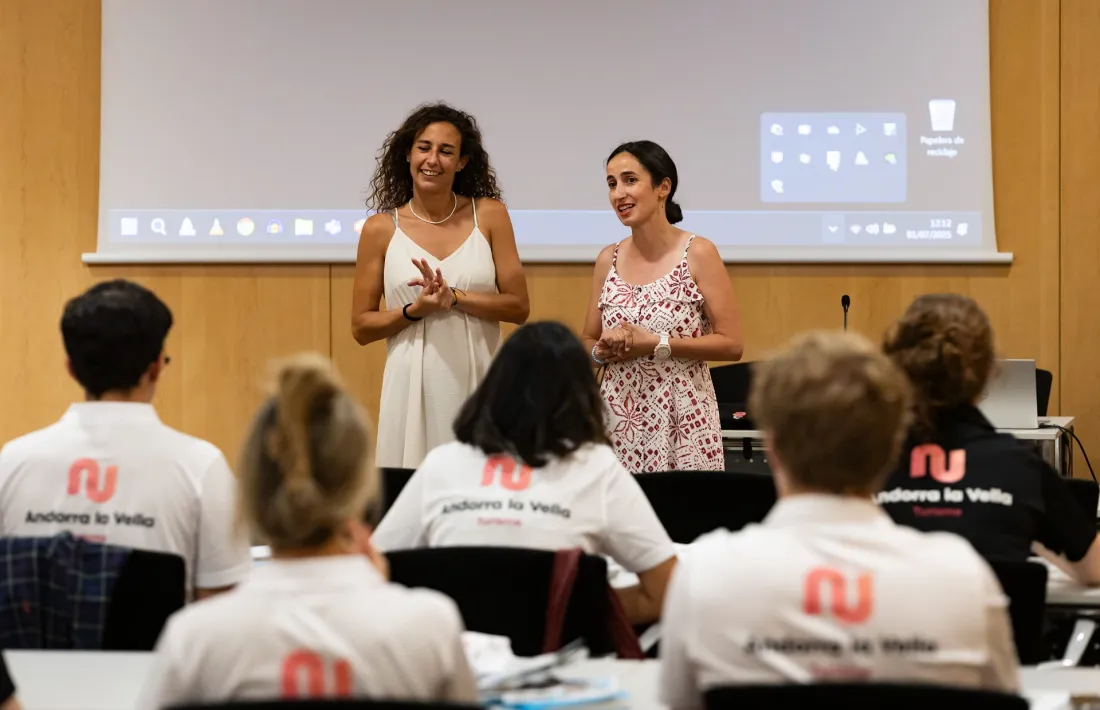 La consellera de Social, Maria Nazzaro, i la cònsol menor, Olalla Losada, amb els integrants del programa Curulla.