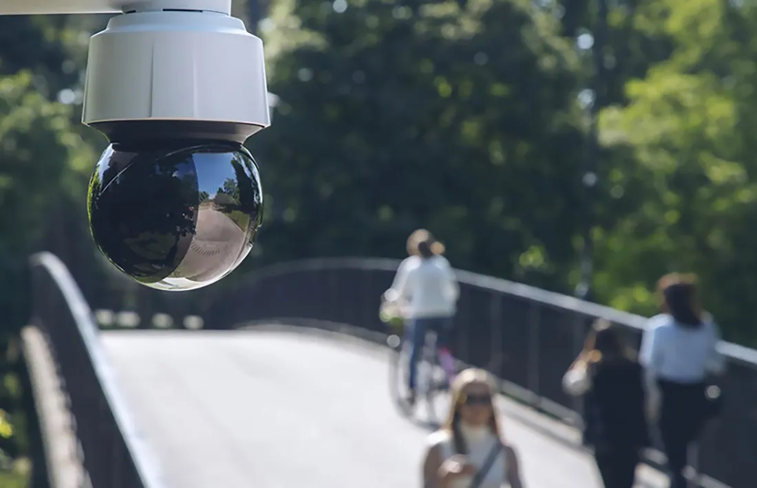 Càmera de seguretat amb IA en un espai públic.