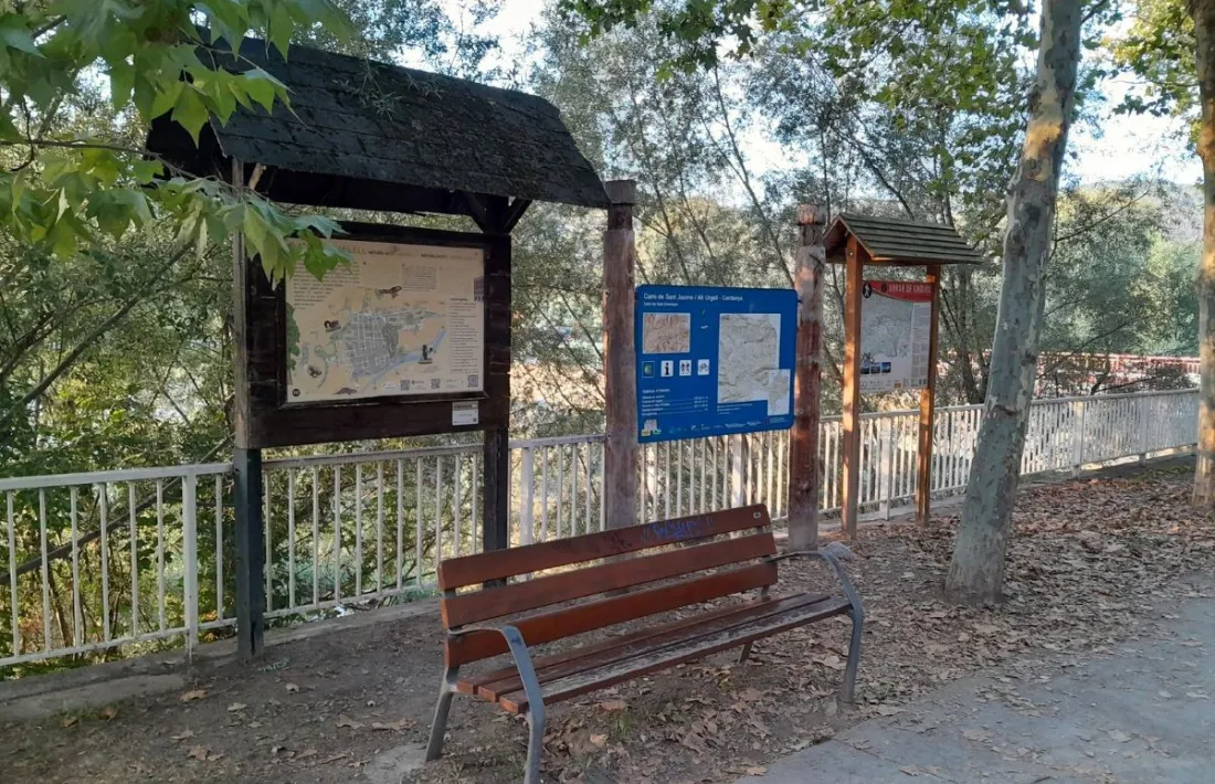 Els bancs a l'aire lliure, un bon lloc per mastegar la hiperactivitat mental. 