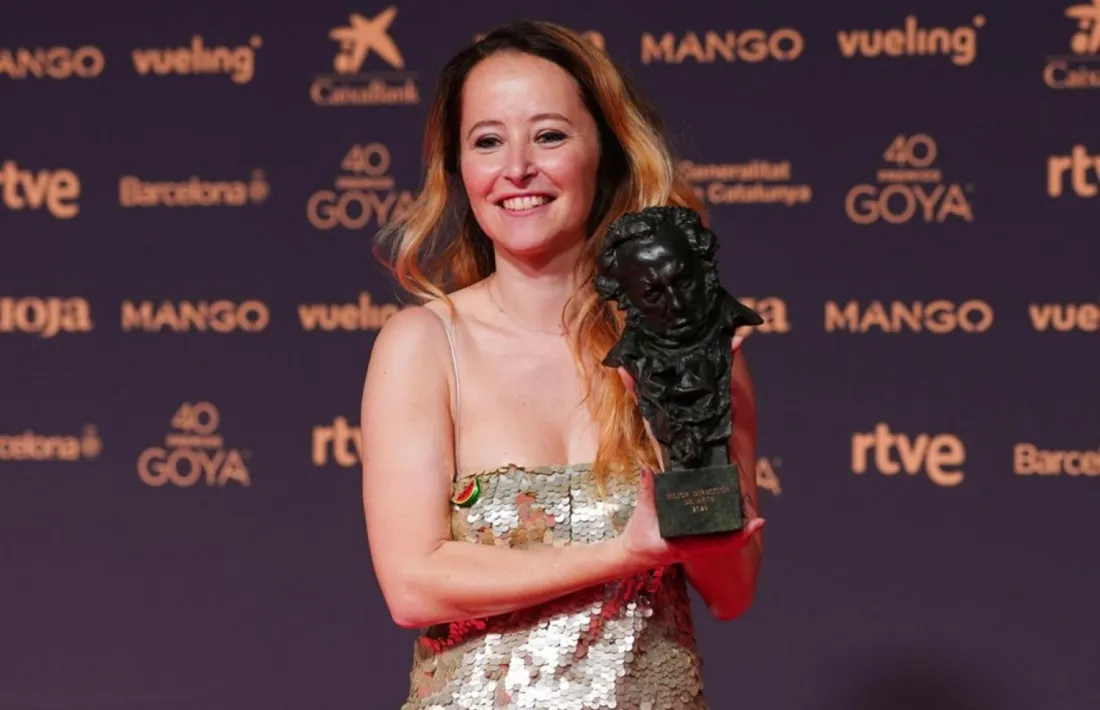 Laia Ateca posa, orgullosa, amb el Goya a la millor diecció d'art, ahir a Barcelona.