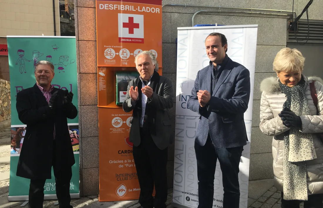La plaça de les Fontetes ja disposa d’un nou desfibril·lador