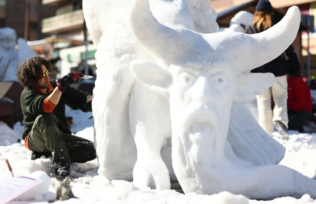 Arnau Orobitg esculpint 'Therion', una reinterpretació de la Bicha de Balazote.