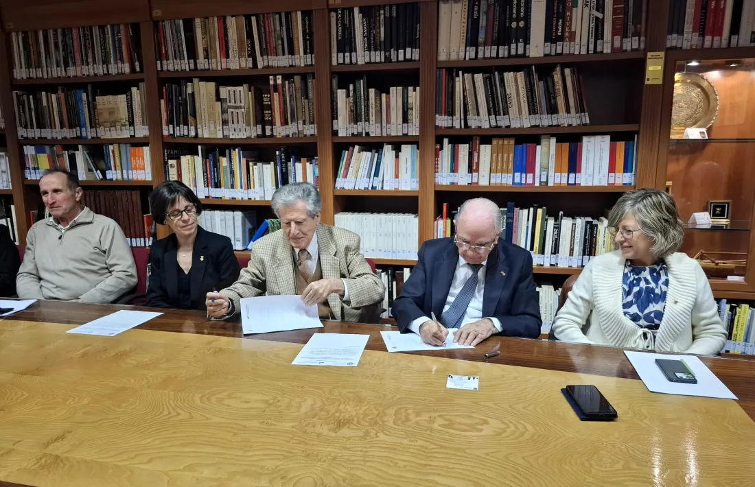 Un moment de la signatura del conveni.