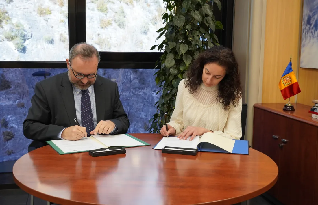 La cap de l’APDA, Jèssica Obiols, i el rector de l’UdA, Juli Minoves, durant la signatura del conveni.