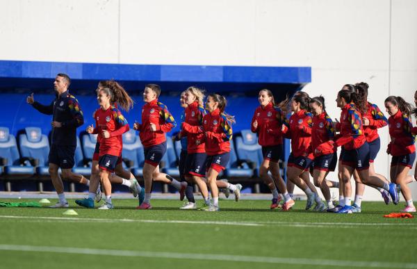 p. 29 entrenament seleccio absoluta femenina a l'estadi nacional foto elcokedelasfotos