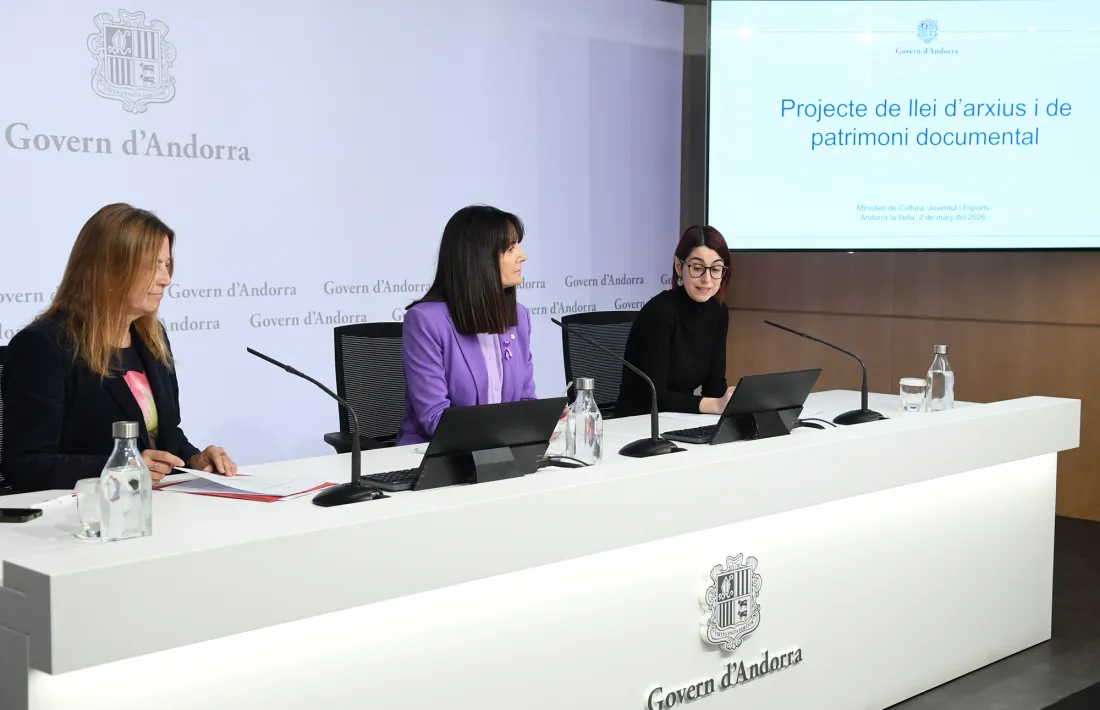 Isabel de la Parte, Mònica Bonell i Lídia Arbués han presentat aquesta tarda el projecte de llei d'arxius.