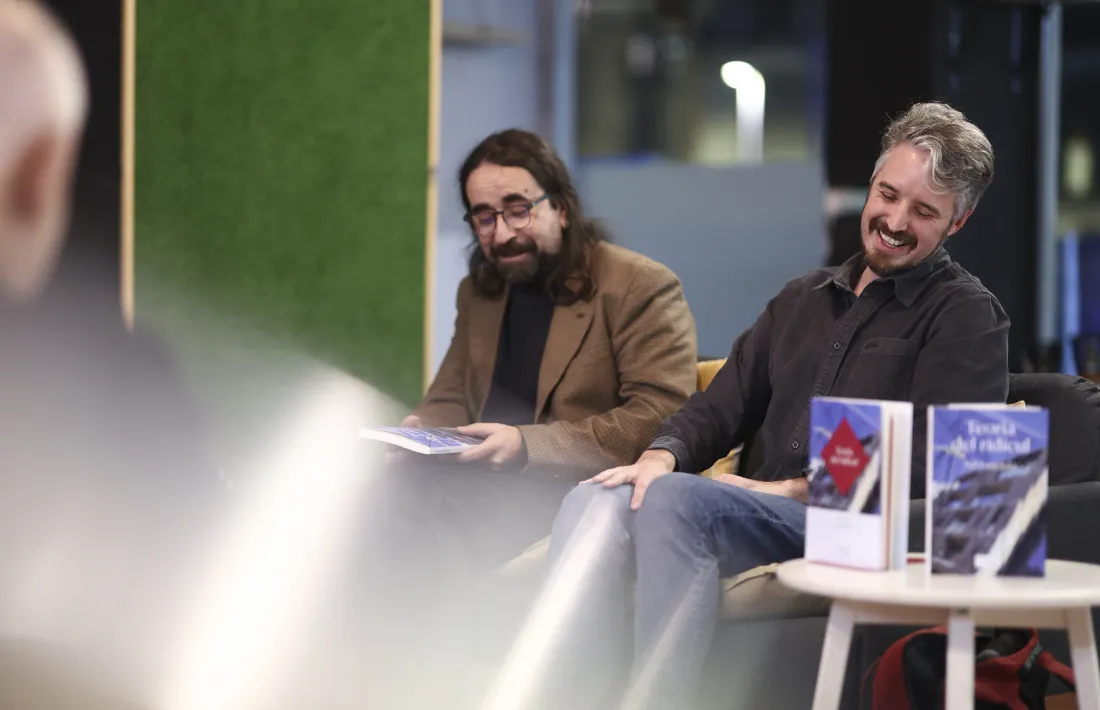 Nil Forcada amb Txema Díaz-Torrent, a la presentació de 'La teoria del ridícul', a La Trenca.