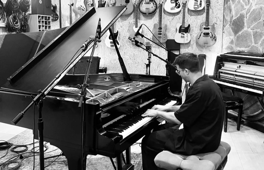 Èric Rossell en el moment de la gravació de l’àlbum a Sol de Sants Studios.