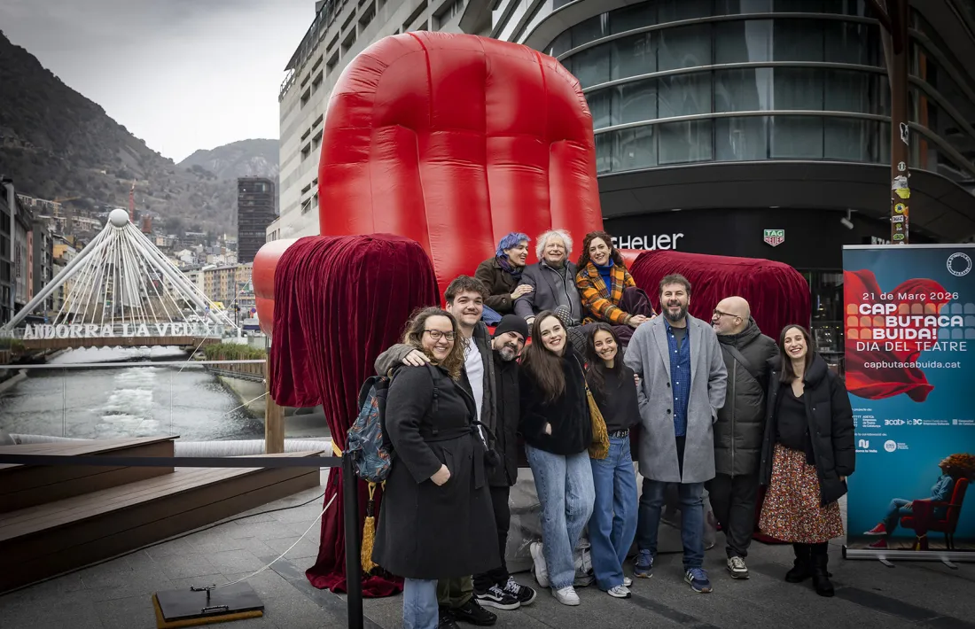 L'equip de l'ENA i d''Abrakadabra', amb la cònsol menor de la capital i el vicepresident de l'Adetca.