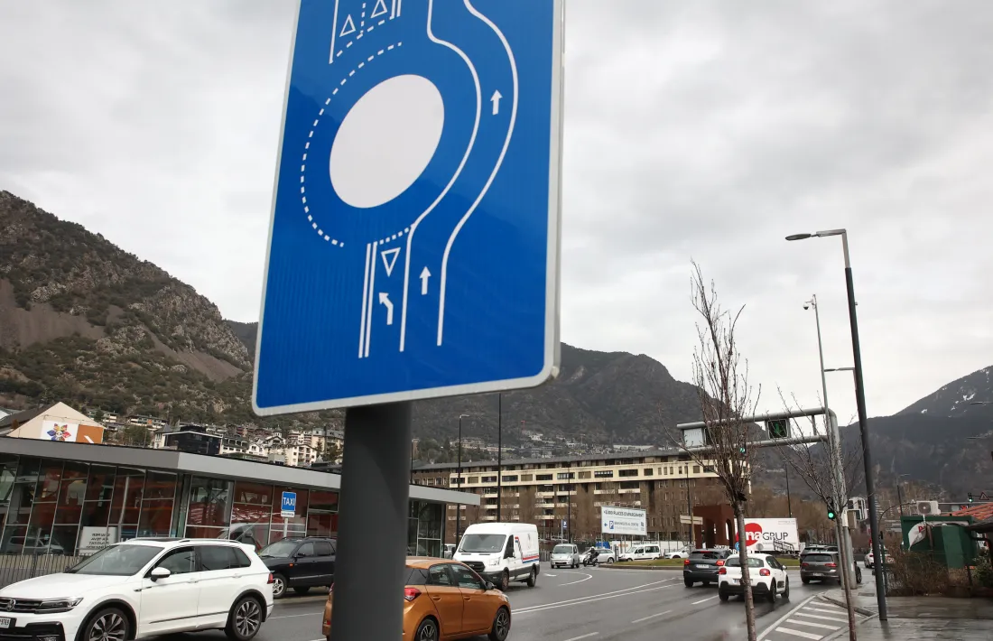 Uns metres abans hi ha dos cartells que avisen del nou funcionament.