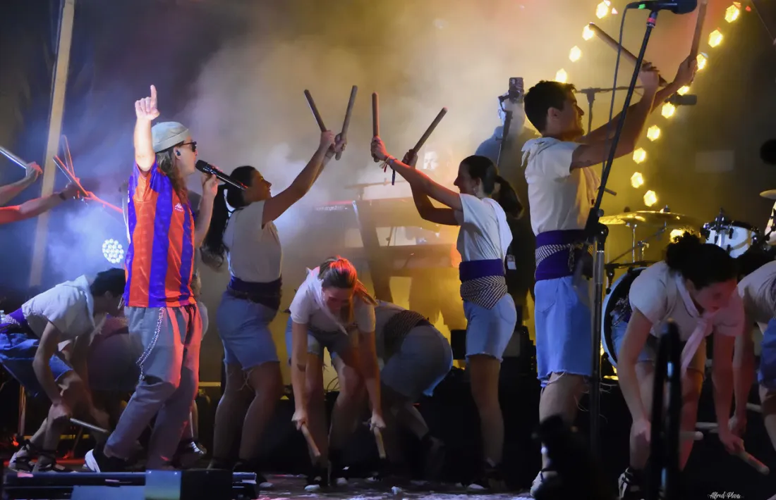Buhos amb els Bastoners Lauredians en un concert.