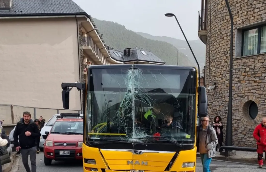 Serveis d'emergència atenen el conductor del vehicle sinistrat.