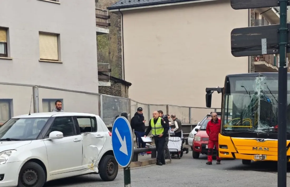 L'altre vehicle implicat en l'accident. Bombers, urbans i policia atenen els afectats al lloc dels fets.