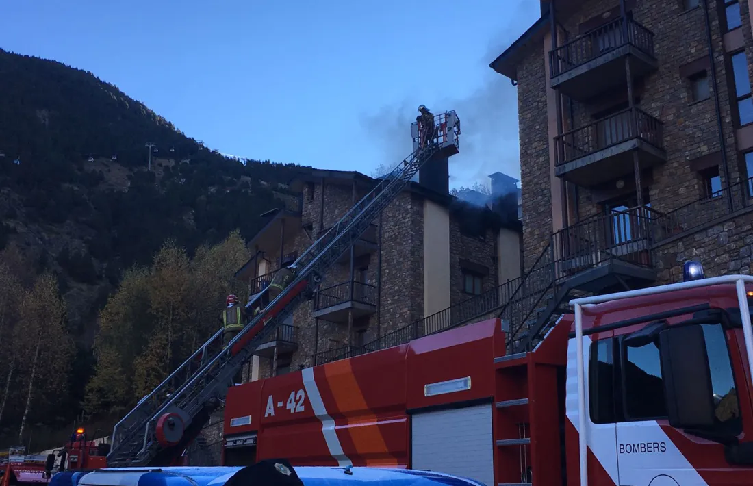 Un incendi a Canillo causa tres ferits lleus i obliga a desallotjar un bloc d'edificisUn incendi a Canillo causa tres ferits lleus i obliga a desallotjar un bloc d'edificis