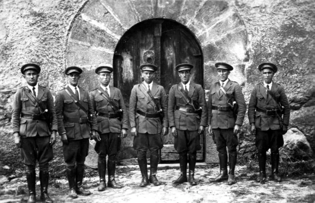 Fotografia inèdita de la primera promoció del cos de Policia, el juliol del 1931 a Casa de la Vall. 