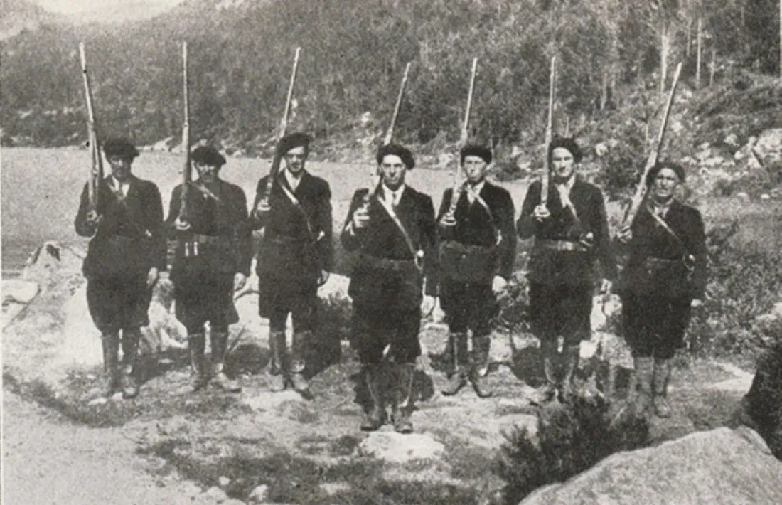 Amb l'uniforme d'hivern i armats amb els primitius fusells Gras, una relíquia del 1874.