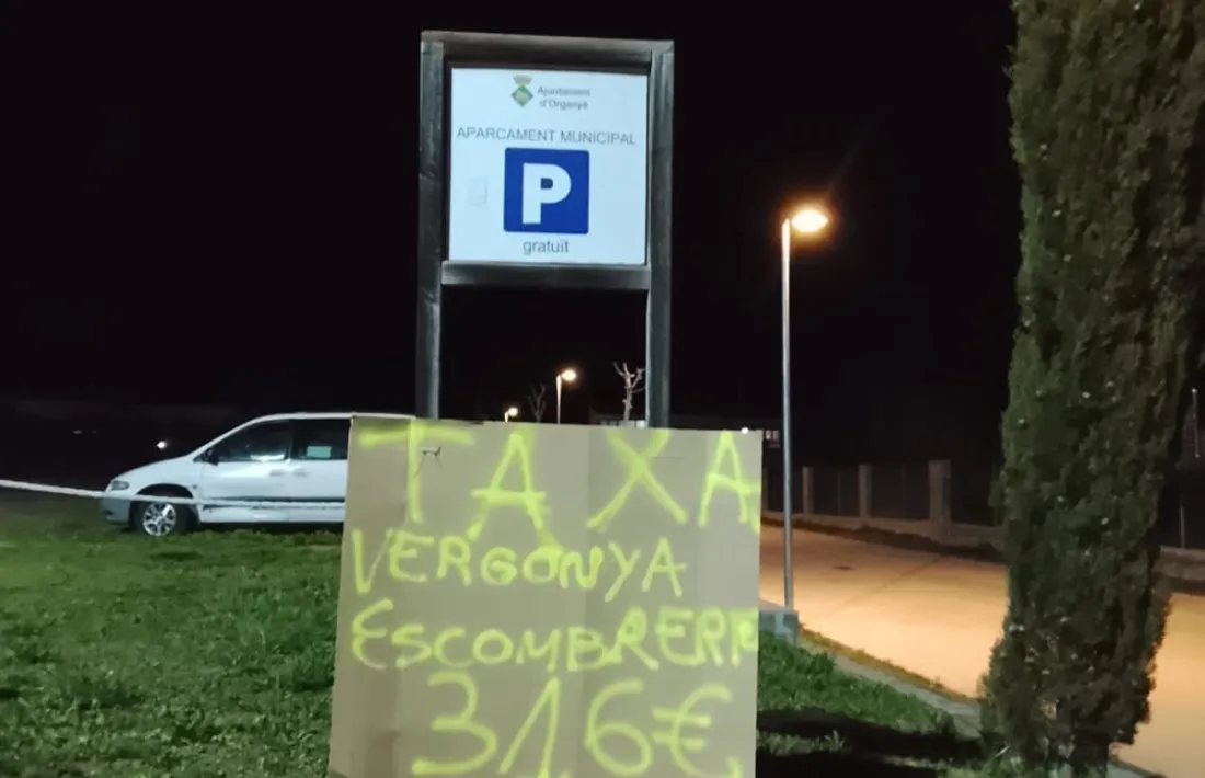 Els cartells de protesta per l'apujada de la taxa es despleguen pel sud de la comarca.