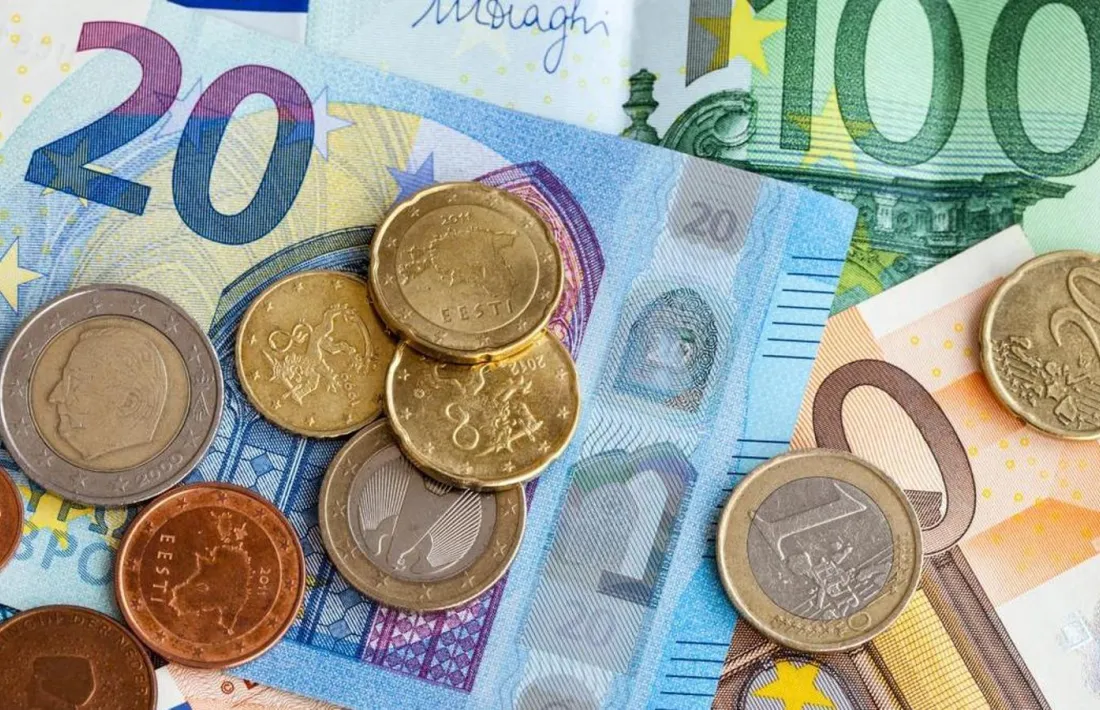 Bitllets i monedes d'euro.