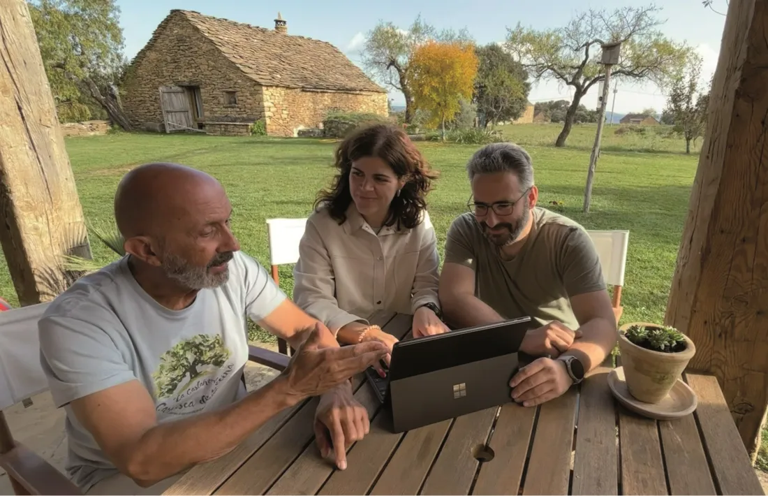 Joan Martínez Benazet i Eric Jover, amb la coordinadora del volum, Judith Padrós. 