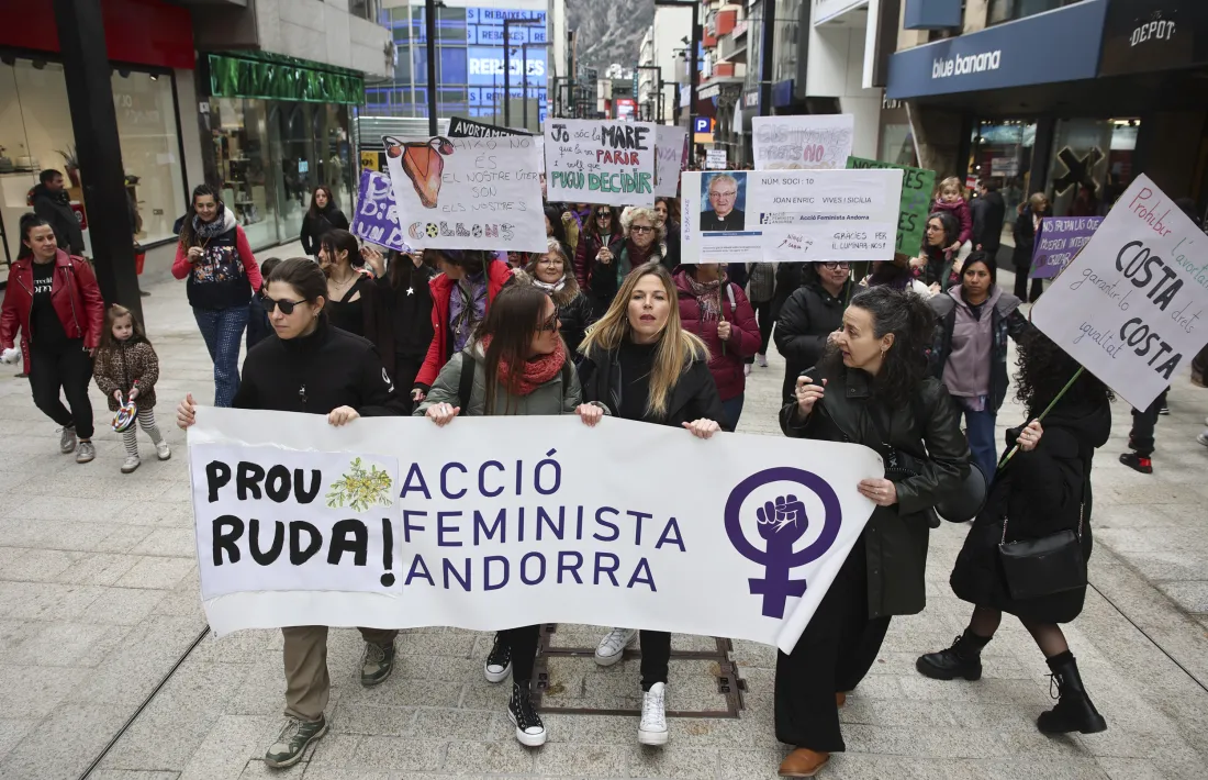 La marxa ha anat acompanyada d'una batucada, pancartes i xiulets. La segona per la dreta, Laia Ferré.