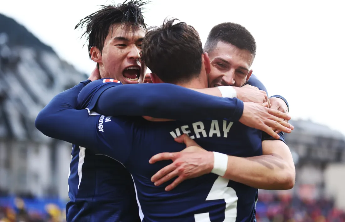 Min-su i Imanol celebren l'1 a 0 amb Yeray Cabanzón.