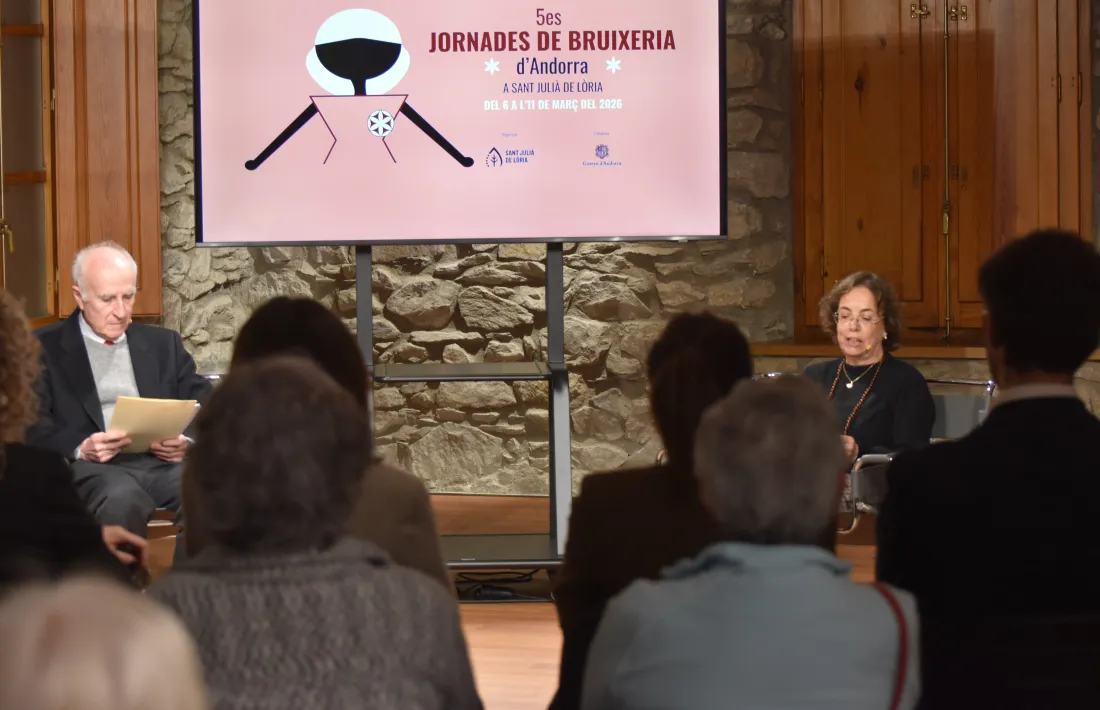 Martín Almagro i la moderadora Cinta Pujal a la conferència d'ahir.
