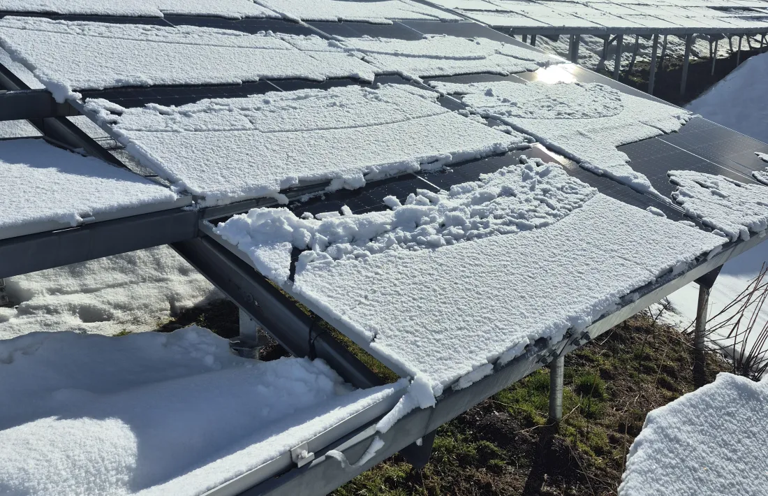 El parc fotovoltaic de Grau Roig ple de neu.