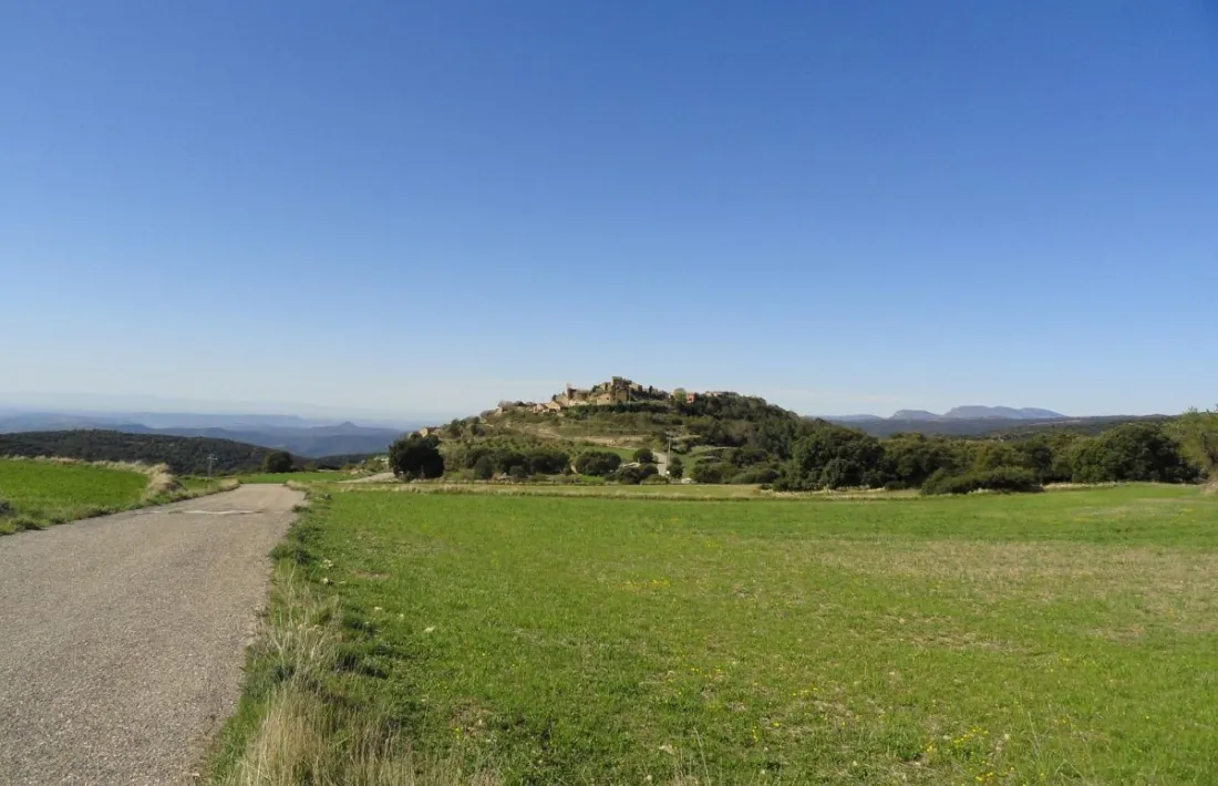 Carretera a Cortiuda, situada a vuit quilòmetres de Peramola. 