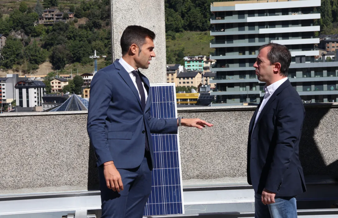 El secretari d’Estat de Transició Ecològica, David Forné, i el director de l'Oficina de l'Energia i el Canvi Climàtic, Carles Miquel,  amb una placa solar al terrat de la Policia. 