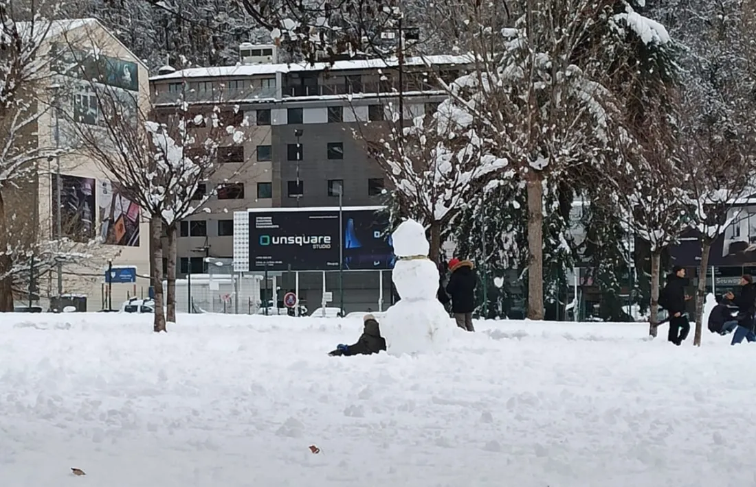 Famílies jugant amb la neu el 10 de gener al Parc Central d'Andorra la Vella