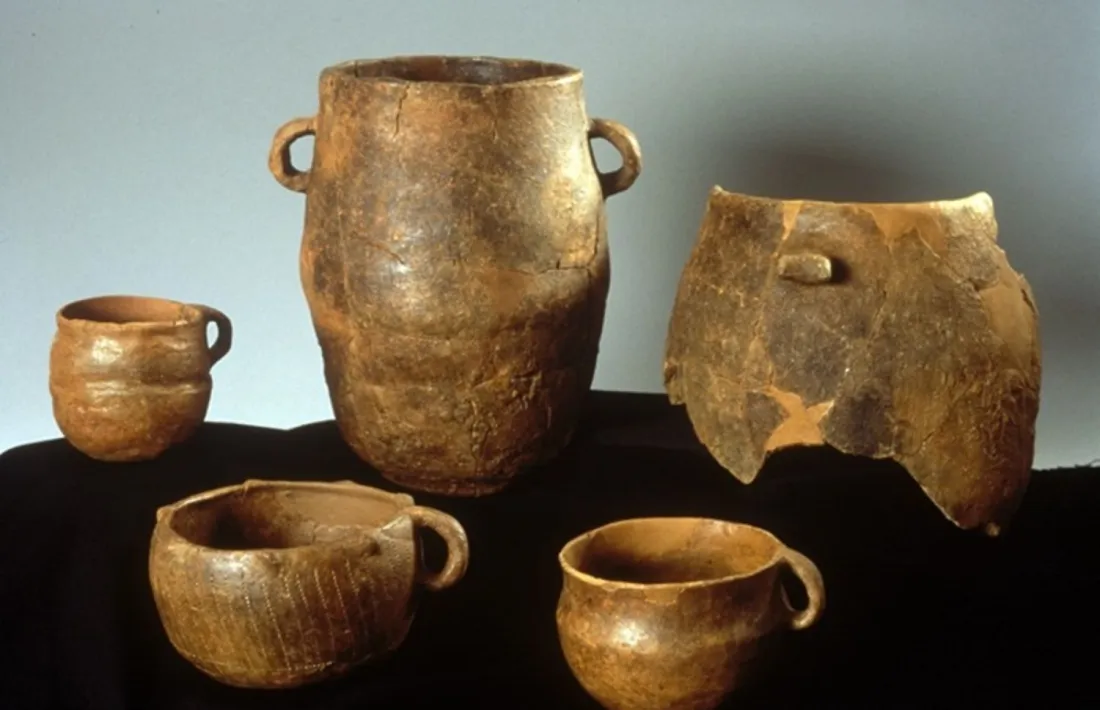  Les cinc olles de Prats: l'estramoni va aparèixer a la de sota, a la dreta